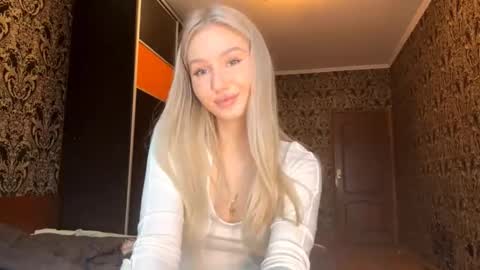 Snapshot of tinavaleri chatting on November 2025 11:22:02 AM Crystalia online show from November 2025 11:22:02 AM