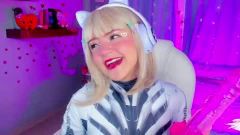 Snapshot of tiny__emmy chatting on February 2025 03:42:02 PM Emmy blue berry1 online show from February 2025 03:42:02 PM