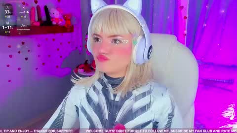 Snapshot of tiny__emmy chatting on February 2025 10:25:01 PM Emmy blue berry1 online show from February 2025 10:25:01 PM