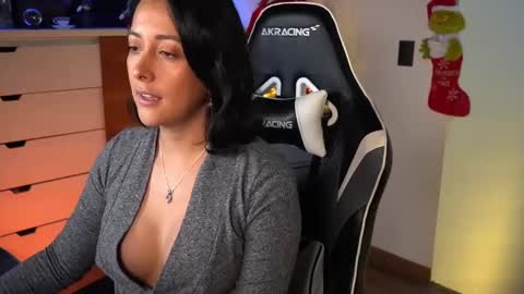 Snapshot of tiny_panther chatting on December 2024 09:15:02 PM Ana Molly online show from December 2024 09:15:02 PM