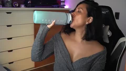 Snapshot of tiny_panther chatting on January 2025 01:18:02 AM Ana Molly online show from January 2025 01:18:02 AM