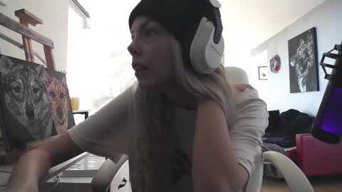 stage Kylie Sinner  brand CLITBAIT online show from November 2025 04:07:01 PM