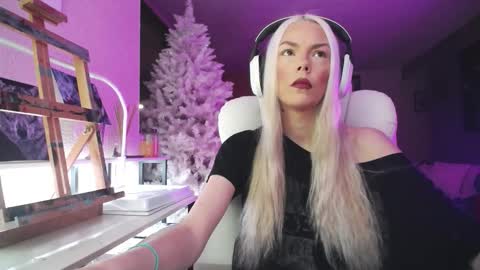 stage Kylie Sinner  brand CLITBAIT online show from December 2025 07:36:01 AM