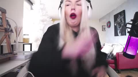 stage Kylie Sinner  brand CLITBAIT online show from December 2025 12:36:01 PM