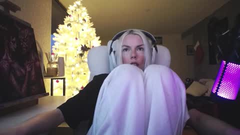 stage Kylie Sinner  brand CLITBAIT online show from December 2025 08:49:02 PM