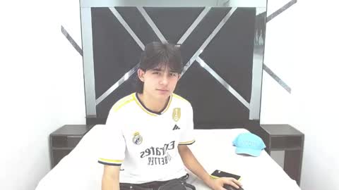 Snapshot of tom_0002 chatting on October 2025 09:27:01 PM tom_0002 online show from October 2025 09:27:01 PM