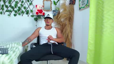 Snapshot of tommy_hotguy chatting on October 2025 06:37:01 PM tommy online show from October 2025 06:37:01 PM