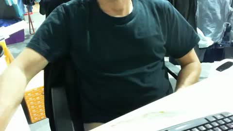 Snapshot of tomtom02029 chatting on November 2025 06:39:01 PM Tom online show from November 2025 06:39:01 PM