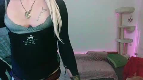 Snapshot of toyboybitchslut chatting on December 2024 06:19:02 AM Patrizia online show from December 2024 06:19:02 AM