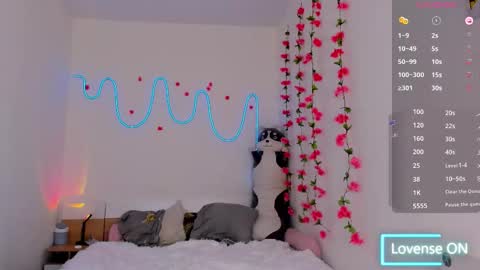 Snapshot of traharaaa chatting on October 2025 01:12:02 PM Ariana and Erik online show from October 2025 01:12:02 PM