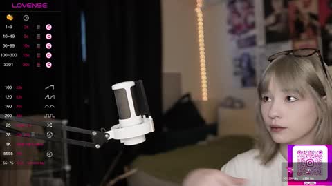 Snapshot of traharaaa chatting on February 2026 01:03:01 PM Ariana and Erik online show from February 2026 01:03:01 PM