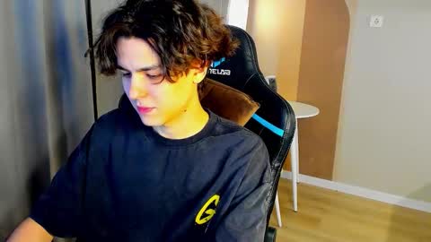 travisrivas online show from February 2026 04:02:02 AM