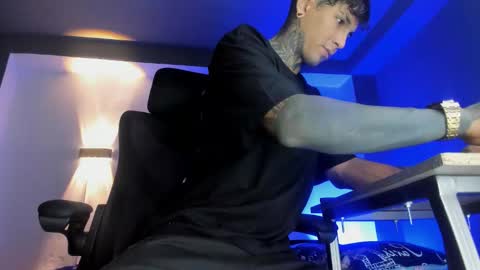 Snapshot of travistanner28 chatting on November 2025 09:59:01 PM TRAV - INDEPENDENT MODEL online show from November 2025 09:59:01 PM