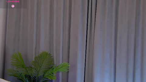 Snapshot of trishawinslet_ chatting on June 2026 05:33:02 PM Trisha online show from June 2026 05:33:02 PM