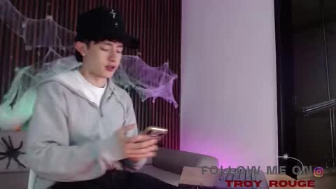 Troy online show from October 2025 07:13:02 PM