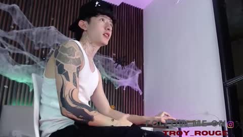 Troy online show from October 2025 07:34:02 PM