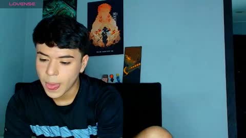 tuenkim_ online show from June 2026 11:19:01 PM