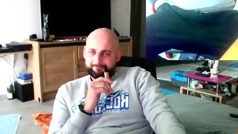 Snapshot of twardyidlugi chatting on January 2025 01:47:01 PM twardyidlugi online show from January 2025 01:47:01 PM