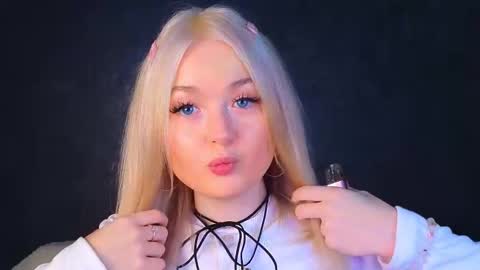 Snapshot of twinklefluff chatting on March 2025 04:43:02 AM twinklefluff online show from March 2025 04:43:02 AM