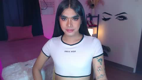 Snapshot of ultimatesexytrans chatting on February 2025 09:19:01 PM Alex online show from February 2025 09:19:01 PM