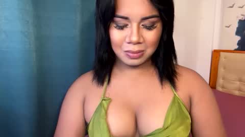 Snapshot of ur_cutiesthotasianxx chatting on November 2025 08:13:02 AM Vee online show from November 2025 08:13:02 AM