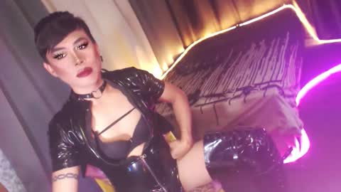 Snapshot of ur_dominatrix chatting on December 2025 01:59:02 AM MISS ANNA online show from December 2025 01:59:02 AM