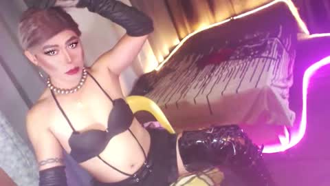 Snapshot of ur_dominatrix chatting on December 2025 02:53:01 AM MISS ANNA online show from December 2025 02:53:01 AM