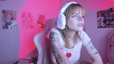uryukim_ online show from December 2024 12:49:01 PM