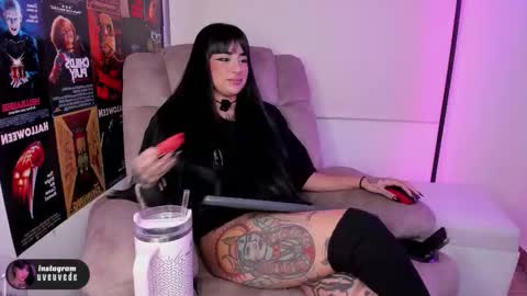 Snapshot of uveuvedee chatting on December 2025 04:18:02 AM Val help me get 100 thumbs up 3 online show from December 2025 04:18:02 AM