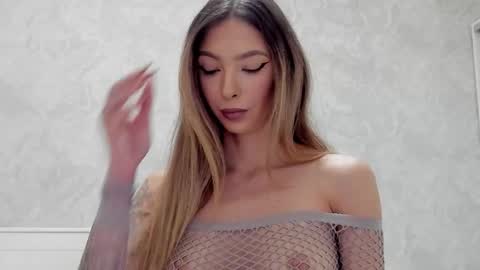 Mia online show from October 2025 08:27:05 AM