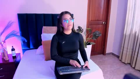 VaiaLowell online show from March 2026 06:26:01 PM