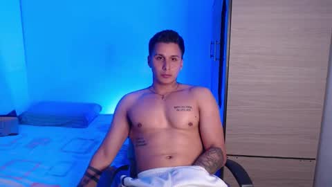Snapshot of valentinosex_1 chatting on February 2026 01:48:01 AM VALENTINO online show from February 2026 01:48:01 AM