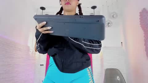 Snapshot of valloletsamar chatting on February 2025 11:14:02 AM Vallolet Peach  online show from February 2025 11:14:02 AM