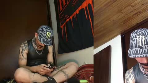 david guzman i model independenthelp me with a thumbs up online show from February 2025 01:40:02 AM