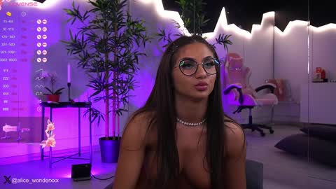 Vanessa Simon online show from December 2024 12:16:01 PM