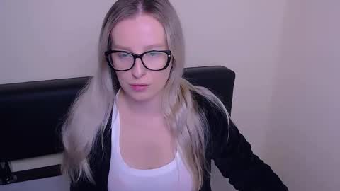 Snapshot of vanillaex_ chatting on September 2025 06:37:01 AM Mia online show from September 2025 06:37:01 AM