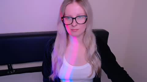 Snapshot of vanillaex_ chatting on September 2025 06:40:01 AM Mia online show from September 2025 06:40:01 AM