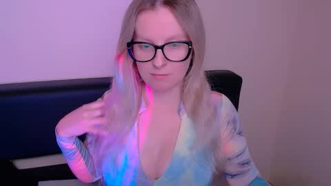 Snapshot of vanillaex_ chatting on September 2025 07:02:01 AM Mia online show from September 2025 07:02:01 AM