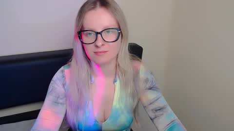 Snapshot of vanillaex_ chatting on October 2025 07:05:02 AM Mia online show from October 2025 07:05:02 AM