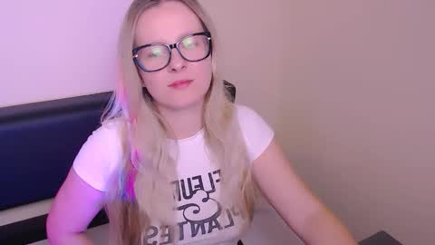 Snapshot of vanillaex_ chatting on October 2025 06:44:01 AM Mia online show from October 2025 06:44:01 AM