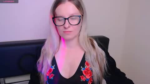 Snapshot of vanillaex_ chatting on October 2025 06:44:02 AM Mia online show from October 2025 06:44:02 AM