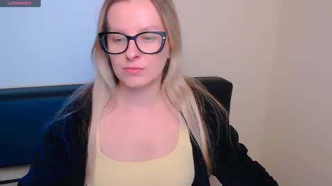 Snapshot of vanillaex_ chatting on October 2025 06:35:02 AM Mia online show from October 2025 06:35:02 AM