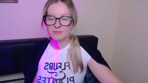 Snapshot of vanillaex_ chatting on October 2025 06:58:02 AM Mia online show from October 2025 06:58:02 AM