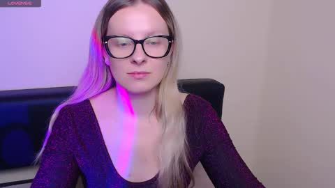Snapshot of vanillaex_ chatting on October 2025 07:41:01 AM Mia online show from October 2025 07:41:01 AM