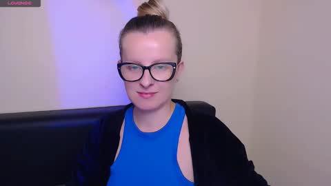 Snapshot of vanillaex_ chatting on October 2025 06:58:02 AM Mia online show from October 2025 06:58:02 AM