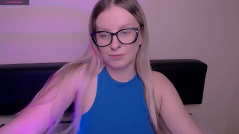 Snapshot of vanillaex_ chatting on October 2025 07:20:02 AM Mia online show from October 2025 07:20:02 AM
