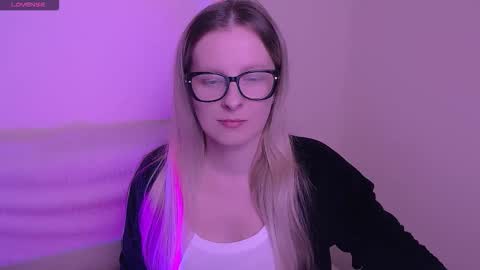 Snapshot of vanillaex_ chatting on November 2025 08:04:01 AM Mia online show from November 2025 08:04:01 AM