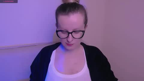 Snapshot of vanillaex_ chatting on November 2025 08:47:01 AM Mia online show from November 2025 08:47:01 AM