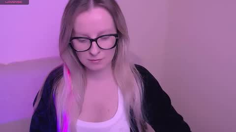 Snapshot of vanillaex_ chatting on November 2025 08:02:01 AM Mia online show from November 2025 08:02:01 AM