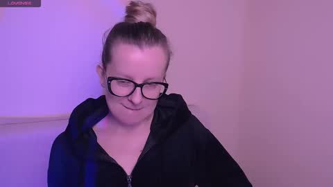 Snapshot of vanillaex_ chatting on November 2025 08:04:02 AM Mia online show from November 2025 08:04:02 AM